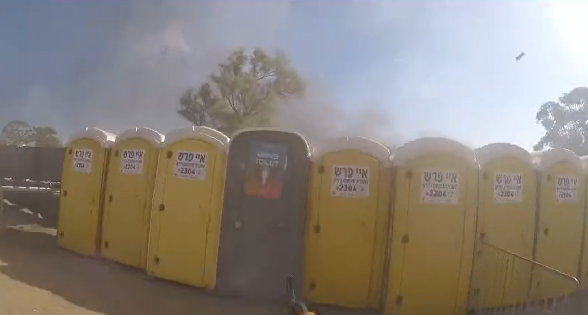 As imagens mostram o gatilho do fuzil sendo acionado contra as portas das cabines