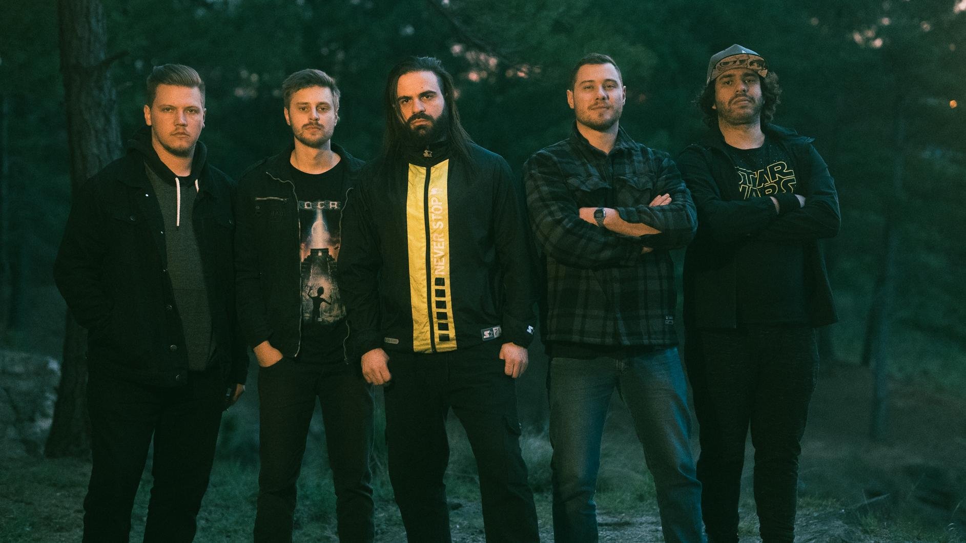 A banda surgiu em Tuparendi, no interior ga&uacute;cho em 2010, e carrega na bagagem tr&ecirc;s discos, &ldquo;Peixes Voadores, Lavagem Cerebral e Altered States&rdquo;