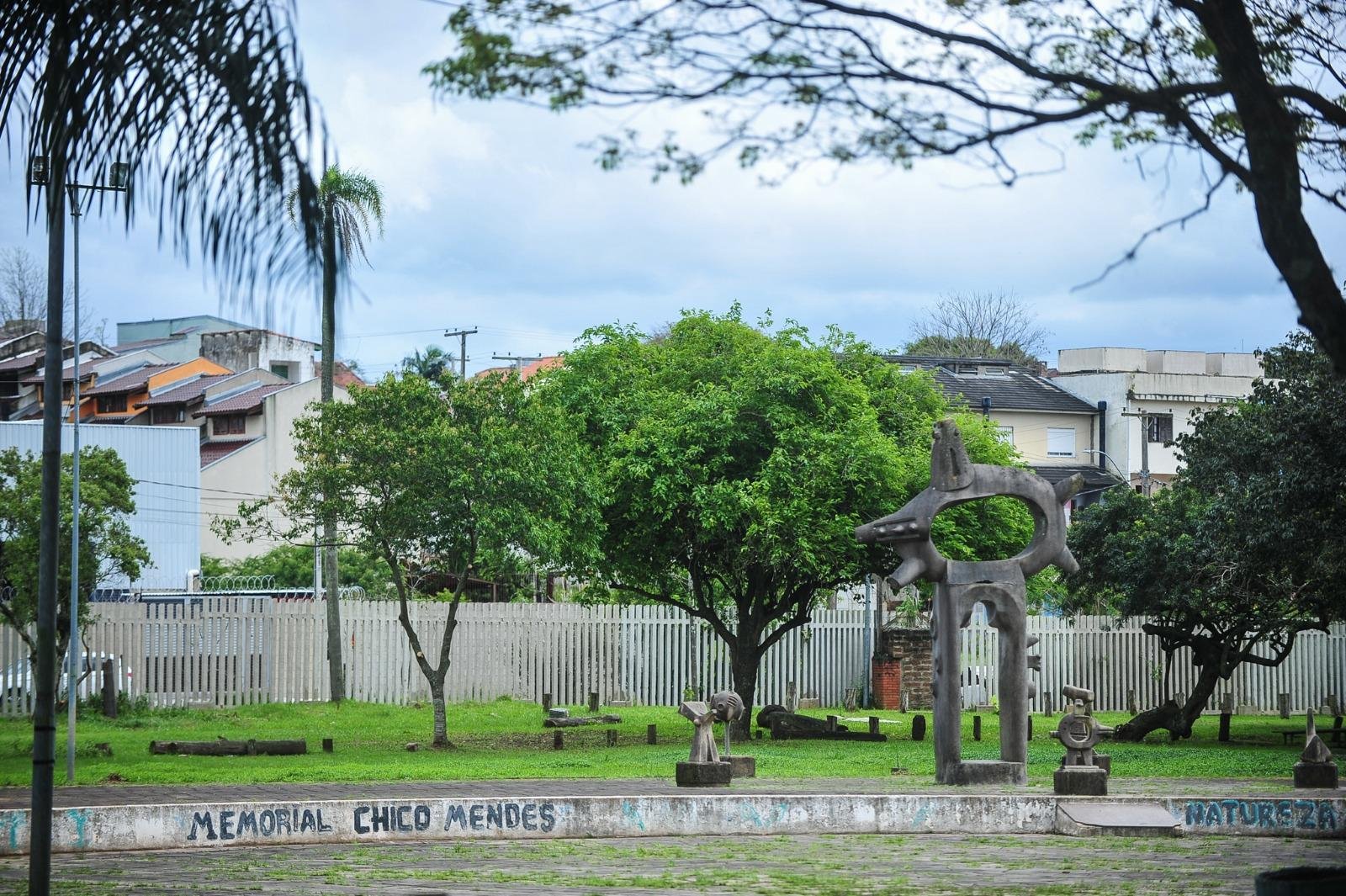 O parque Chico Mendes tem 25,29 hectares para lazer e conta com quadras esportivas, campos de futebol, canchas de bocha, pra&ccedil;a infantil