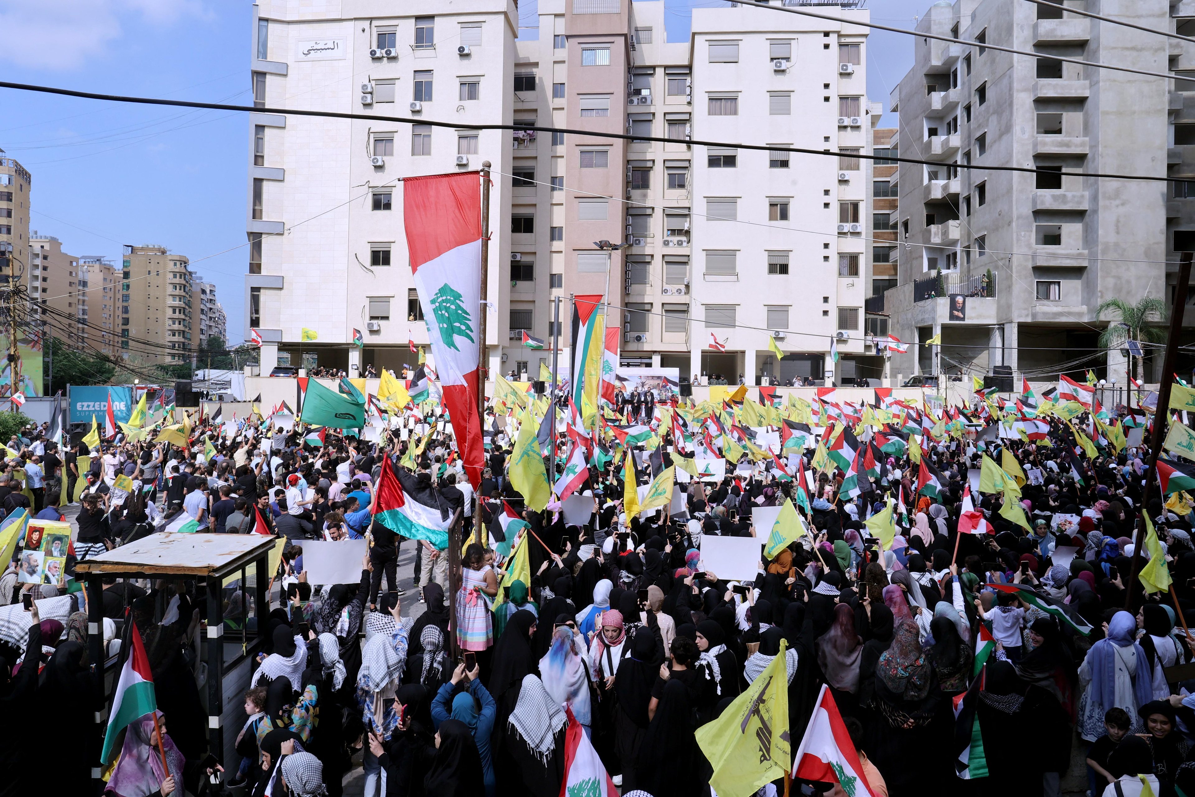 Apoiadores do Hezbollah re&uacute;nem-se durante um com&iacute;cio em Beirute, enquanto milhares de manifestantes saem &agrave;s ruas de v&aacute;rias capitais do M&eacute;dio Oriente em apoio aos palestinos