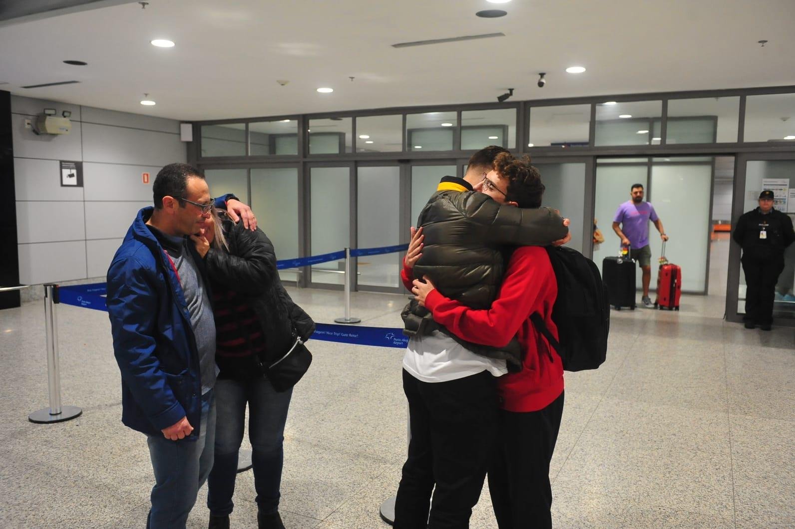 Fam&iacute;lia de Rafael Cohen, de 17 anos, recebe-o no Aeroporto Internacional de Porto Alegre.