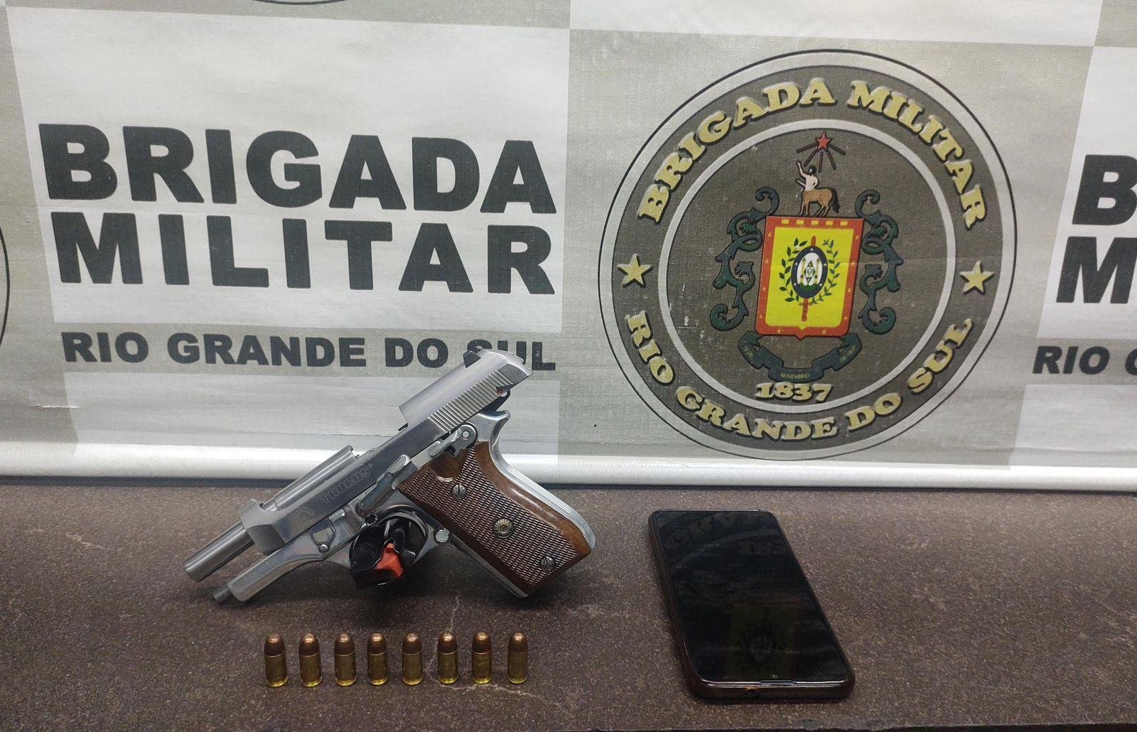 Uma pistola, oito muni&ccedil;&otilde;es e um celular foram apreendidos com o homem