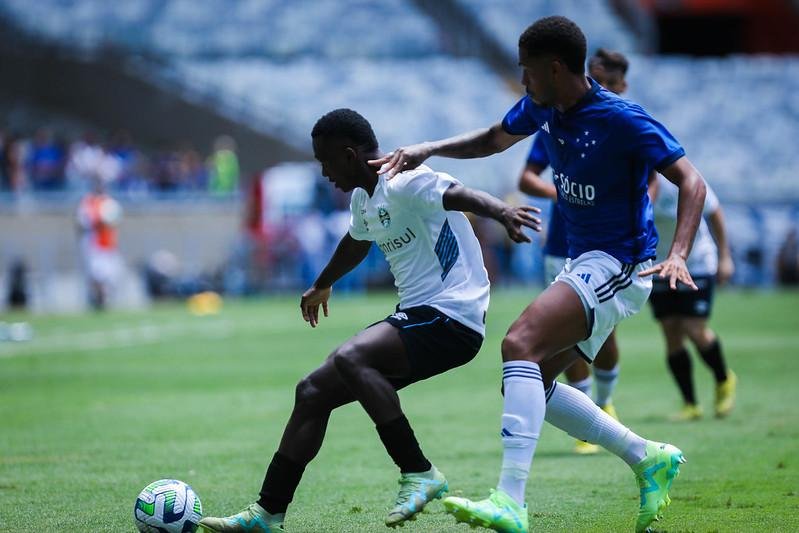 O t&eacute;cnico tricolor, Airton Fagundes, precisou montar o time com desfalques importantes