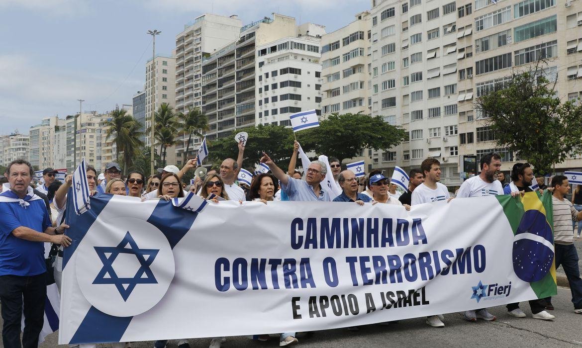 "Hamas nunca mais" e "Hamas &eacute; terrorista", gritavam os manifestantes reunidos desde antes do meio-dia junto &agrave; praia carioca