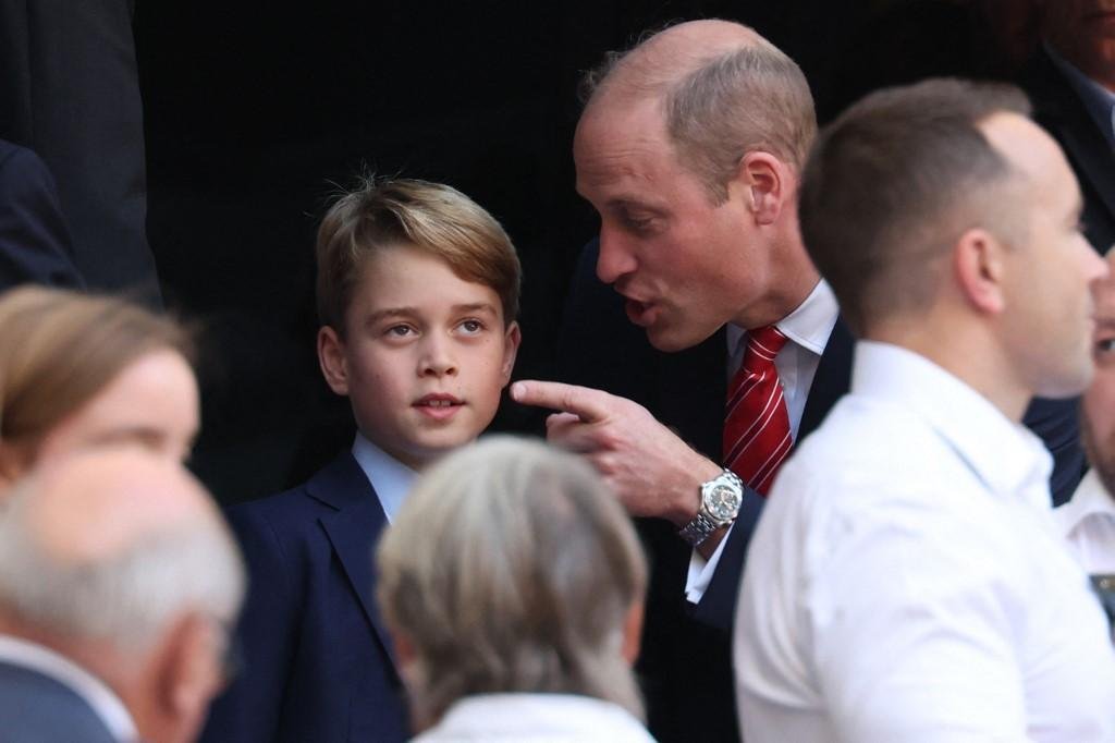 Pr&iacute;ncipe William e seu filho, o pr&iacute;ncipe George