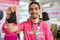 O colaborador da rede marista, Moroni Salgado fez questão de doar as mechas do cabelo para a campanha Cabelaço
