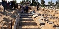 Covas escavadas para receber mortos no conflito, nas proximidades de Rafah, Gaza