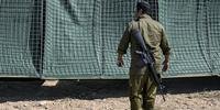 Soldado israelense fazendo a segurança das obras de um abrigo anti-bombas