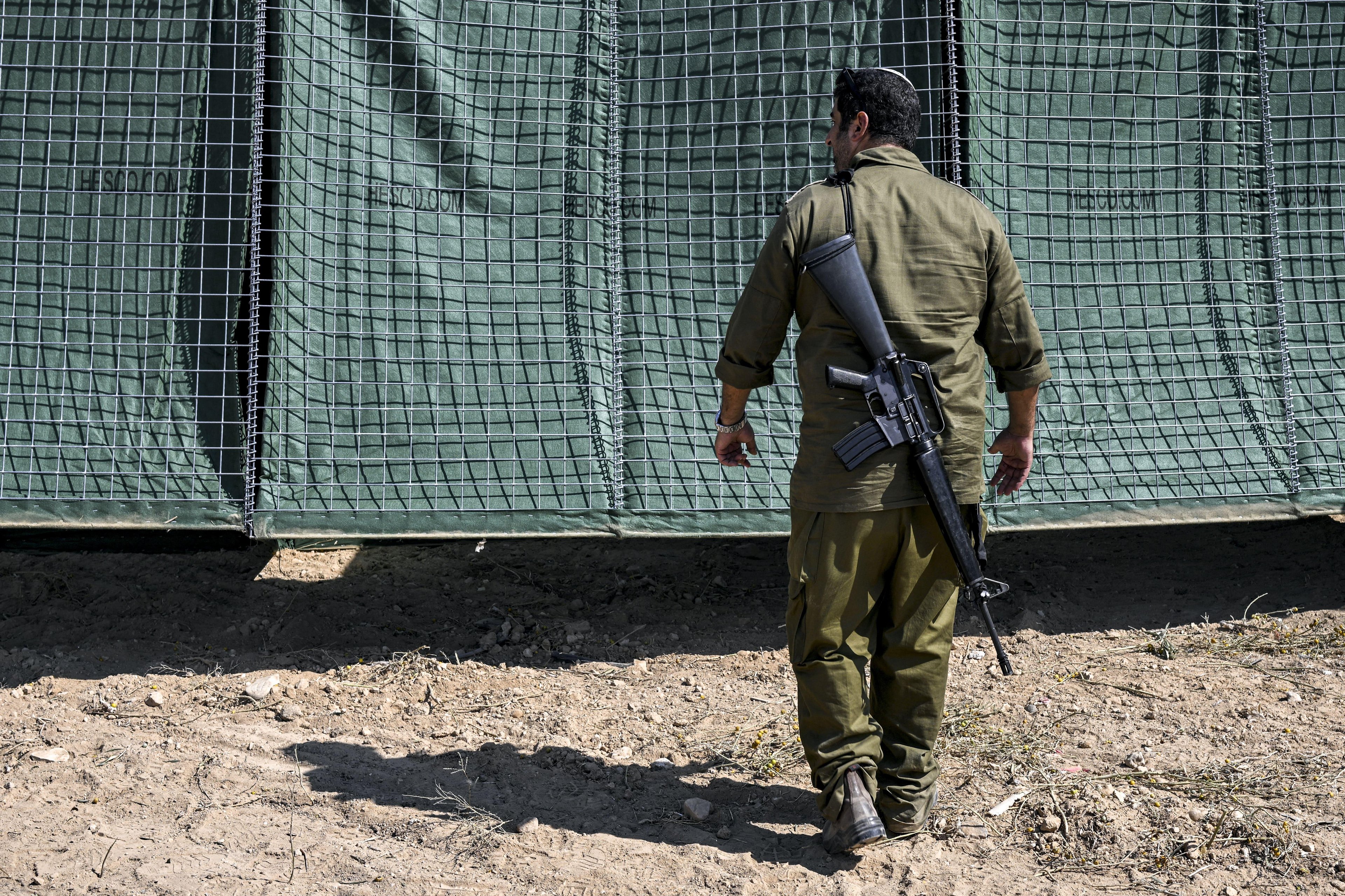 Soldado israelense fazendo a seguran&ccedil;a das obras de um abrigo anti-bombas