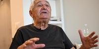 Yaakov Weissmann, nascido na França em 1940, diz que o ataque trouxe de volta lembranças de sua infância durante a Segunda Guerra Mundial