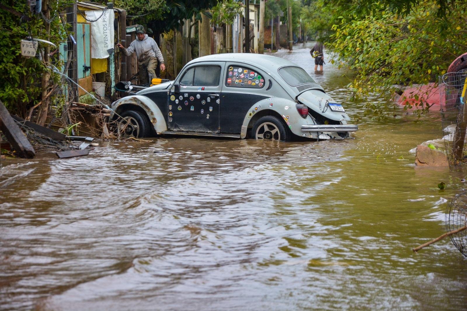 Na ilha da Pintada, Fusca est&aacute; amarrado em rua para n&atilde;o ser levado pelo Gua&iacute;ba