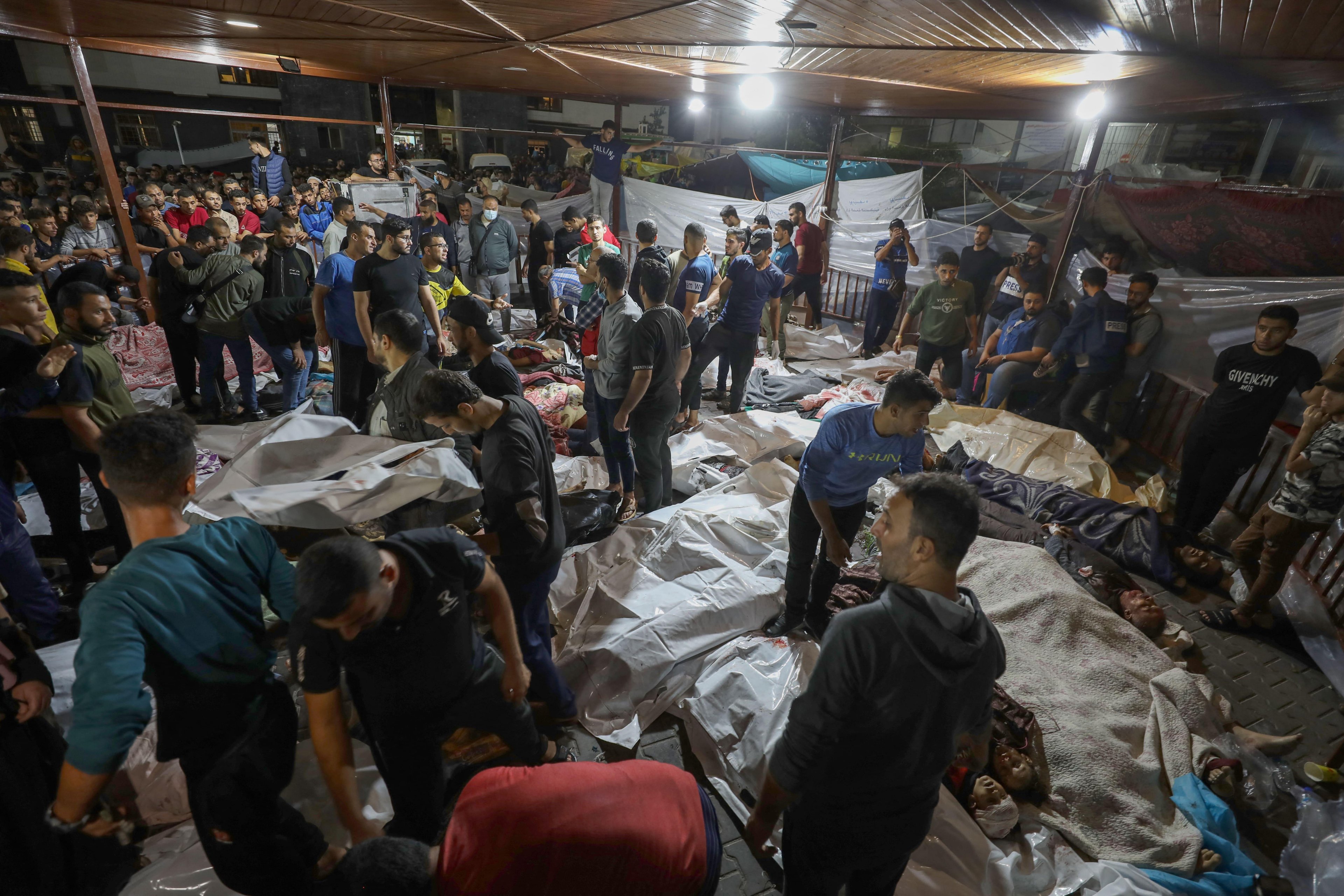 Primeiras imagens do hospital mostram dezenas de mortos amontoados
