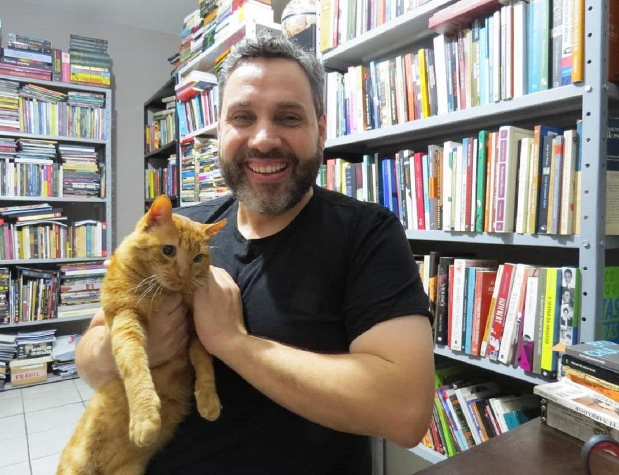 No dia 31, Gustavo Melo Czekster (na foto com seu gato Haroldo), ministra a oficina &ldquo;Introdu&ccedil;&atilde;o &agrave; literatura de horror brasileira&rdquo;, na sala Hermes Mancilha da Casa de Cultura M&aacute;rio Quintana