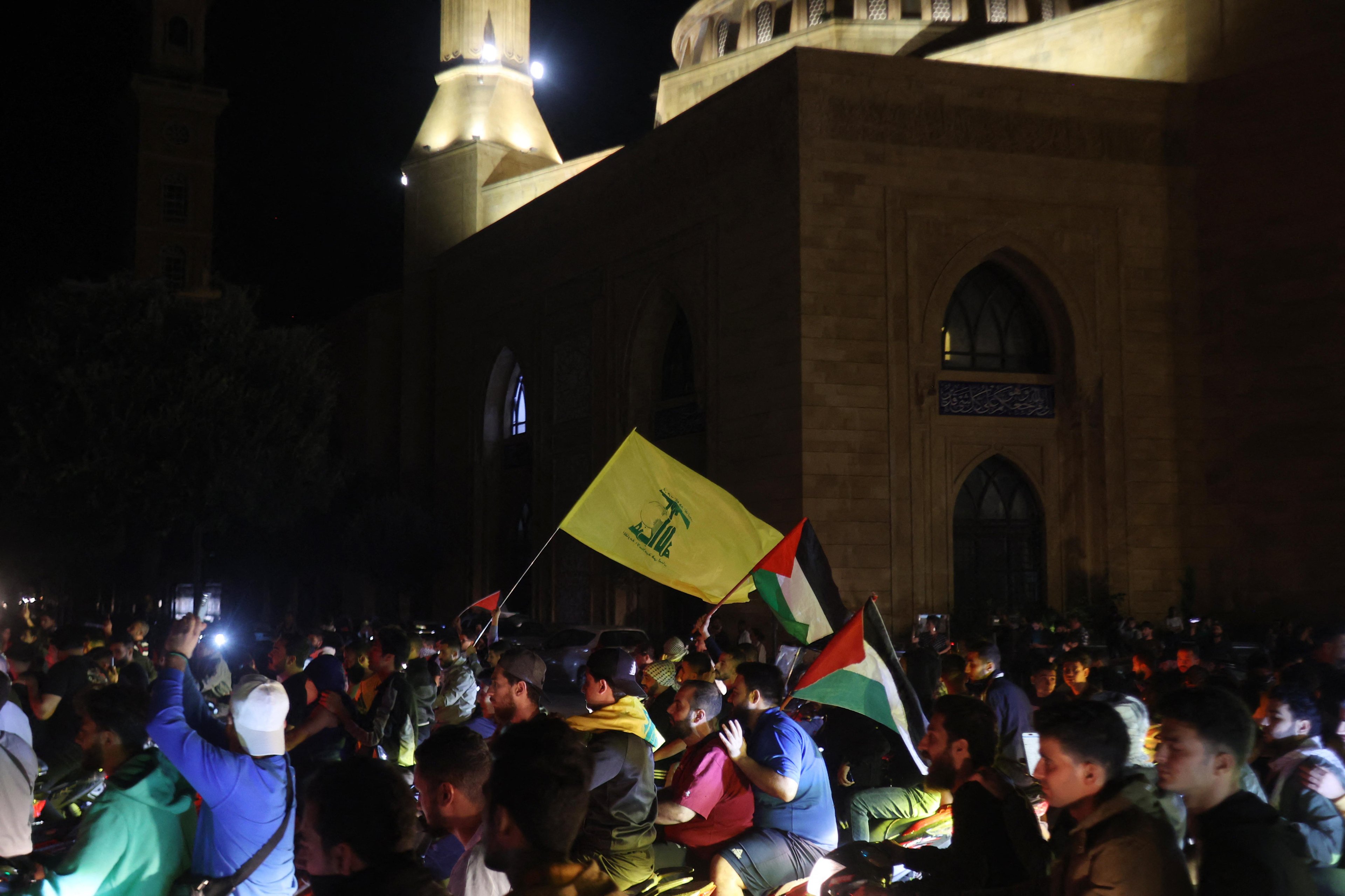 Apoiadores do hezbollah protestam, em Beirute, contra o bombardeio &agrave; um hospital