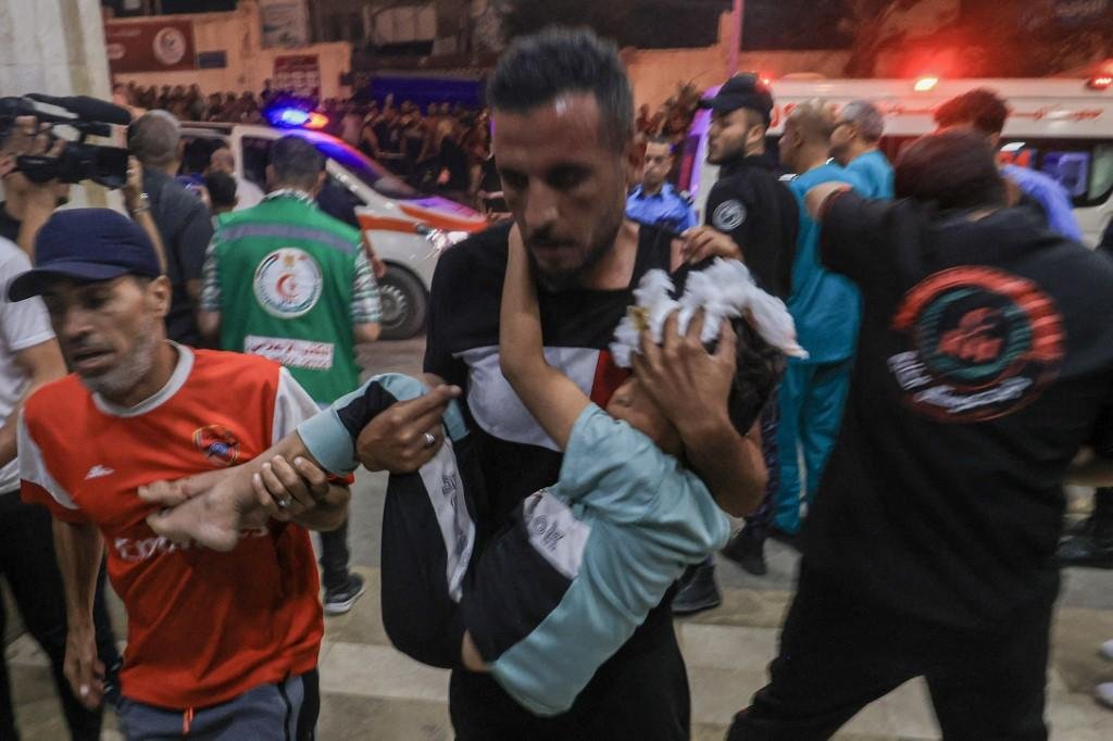 Hospital foi atingido por artefato explosivo, que pode ter sido m&iacute;ssil de Israel ou foguete isl&acirc;mico