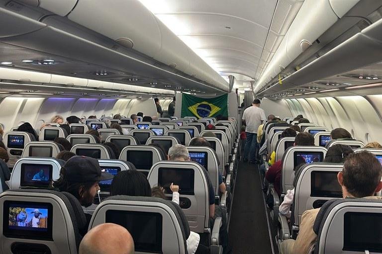 Interior da aeronave KC-30, da For&ccedil;a A&eacute;rea Brasileira, que decolou de Tel Aviv, Israel.
