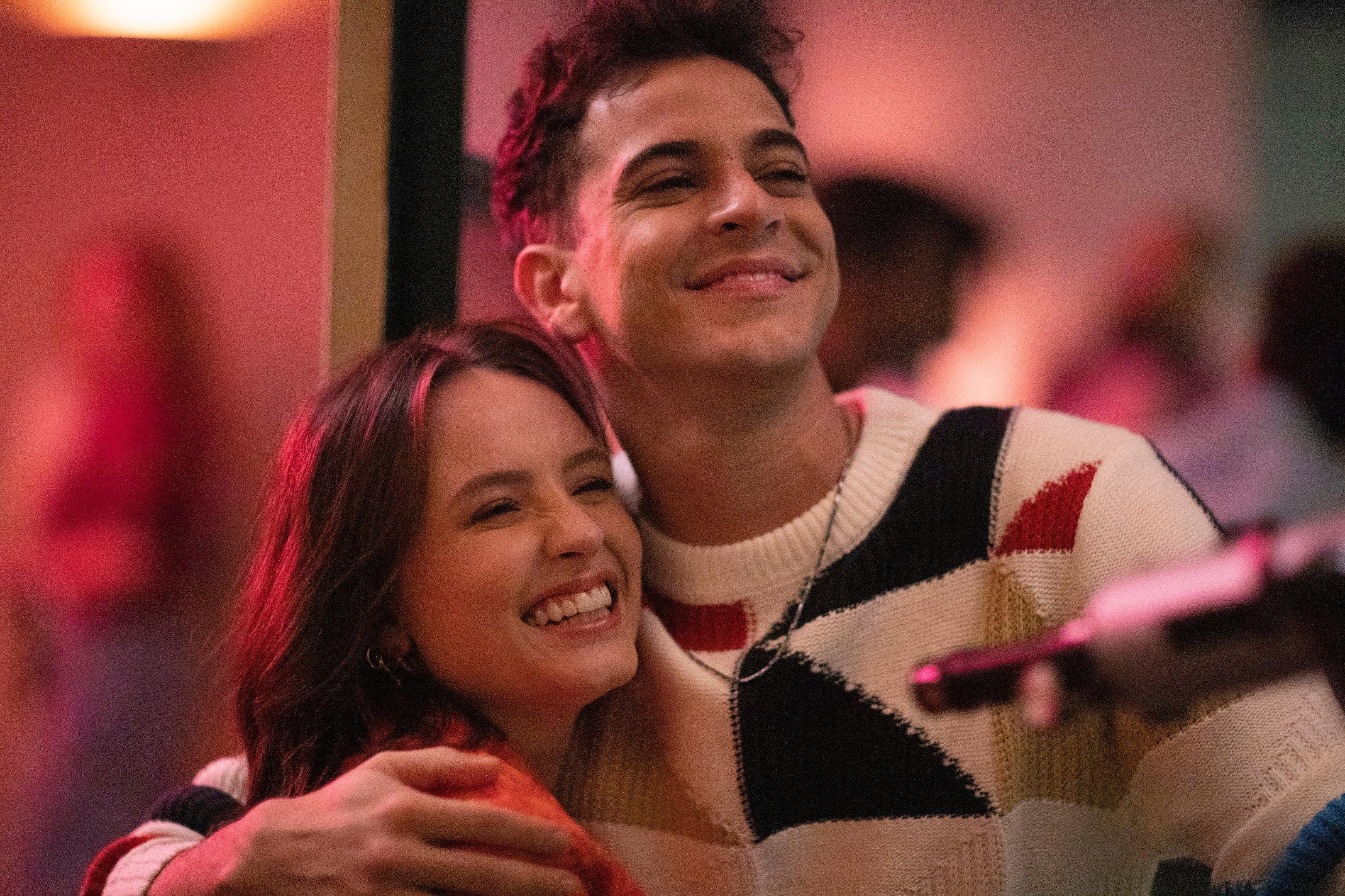 Larissa Manoela e Victor Lamoglia em cena do filme