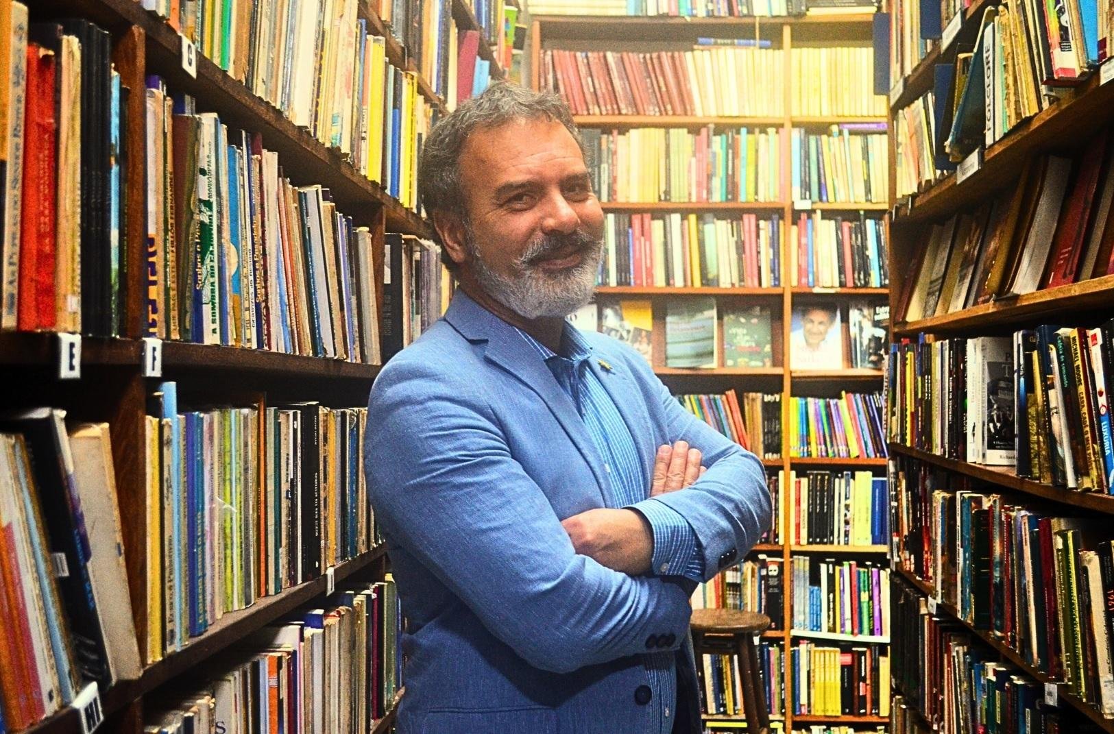 Tom Belmonte autografa nesta quinta-feira em Porto Alegre