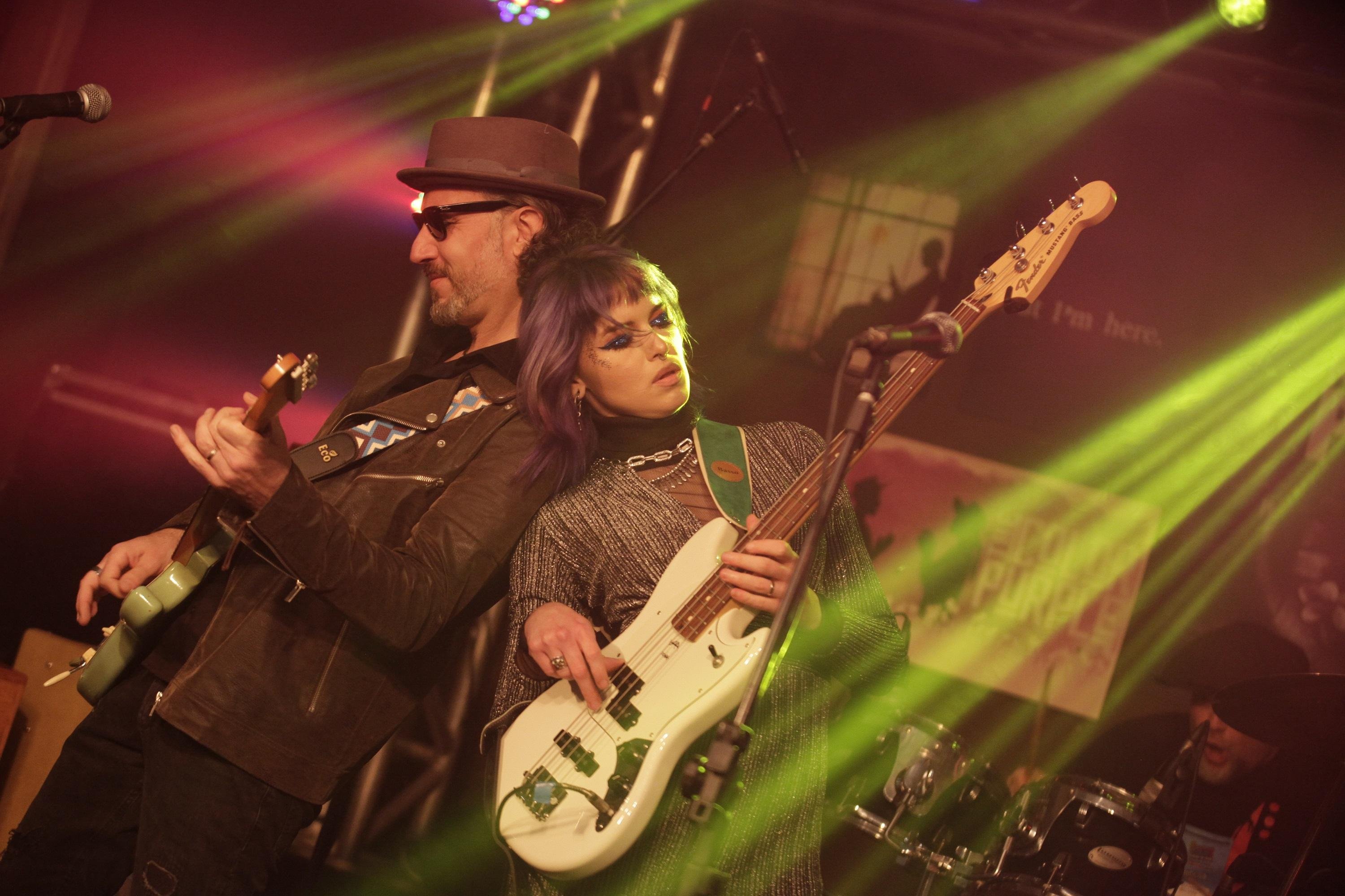 Shows de Hard Blues Trio (foto), al&eacute;m de Jesse Cotton Stone, The Lunettes: Fher Costa e Alamo  Leal Acoustic