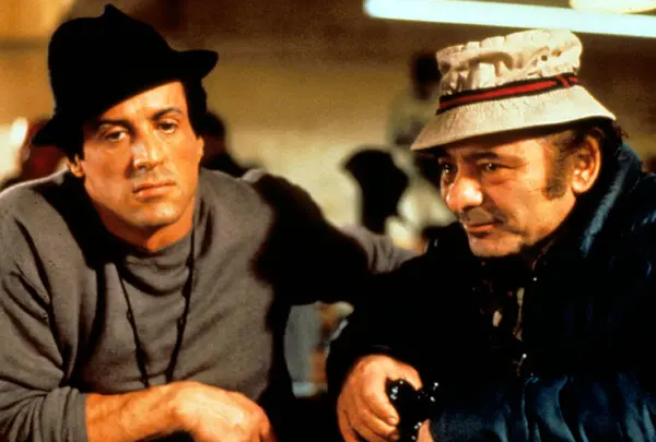 Sylvester Stallone em cena de filme ao lado de Burt Young