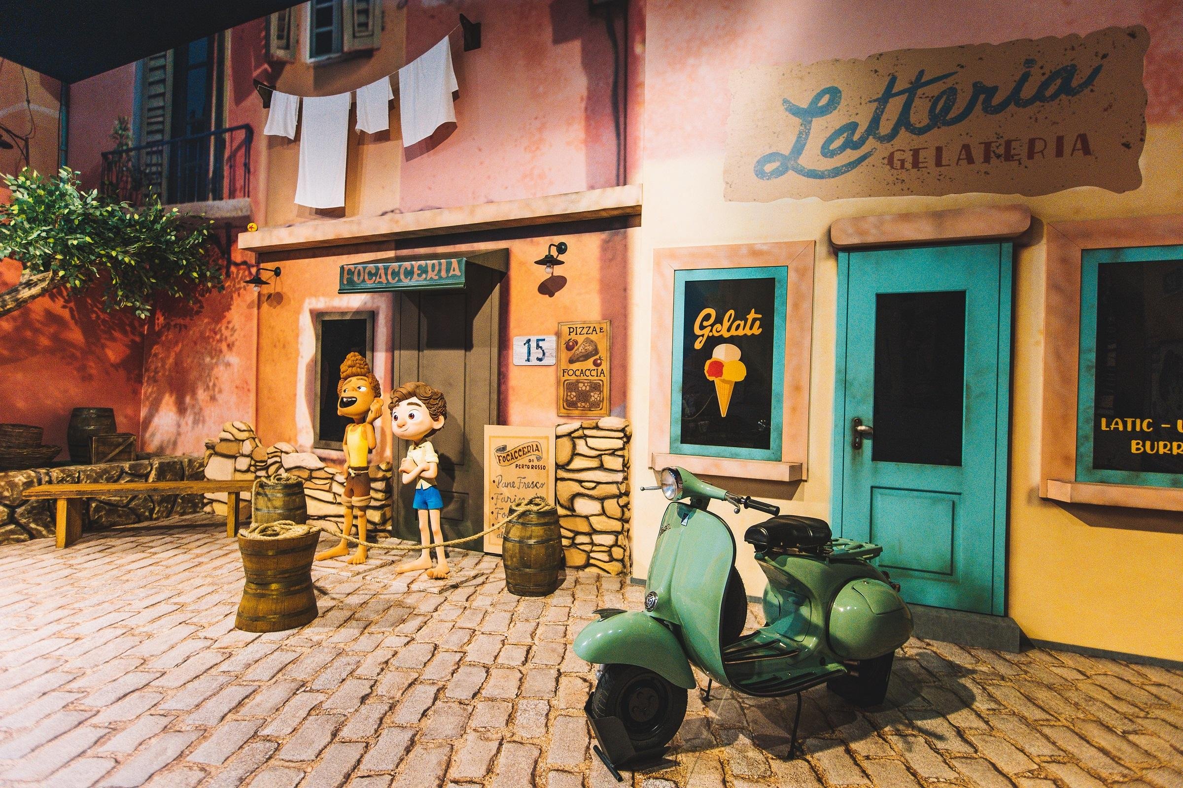 Visitante podem tirar fotos com itens em tamanhos reais, como a scooter do personagem Luca