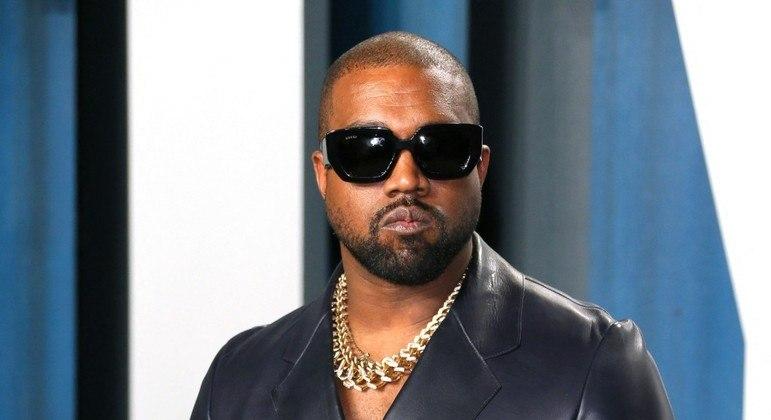 Kanye West diz que apresenta "sinais de autismo" por causa de um acidente de carro que sofreu 20 anos atr&aacute;s