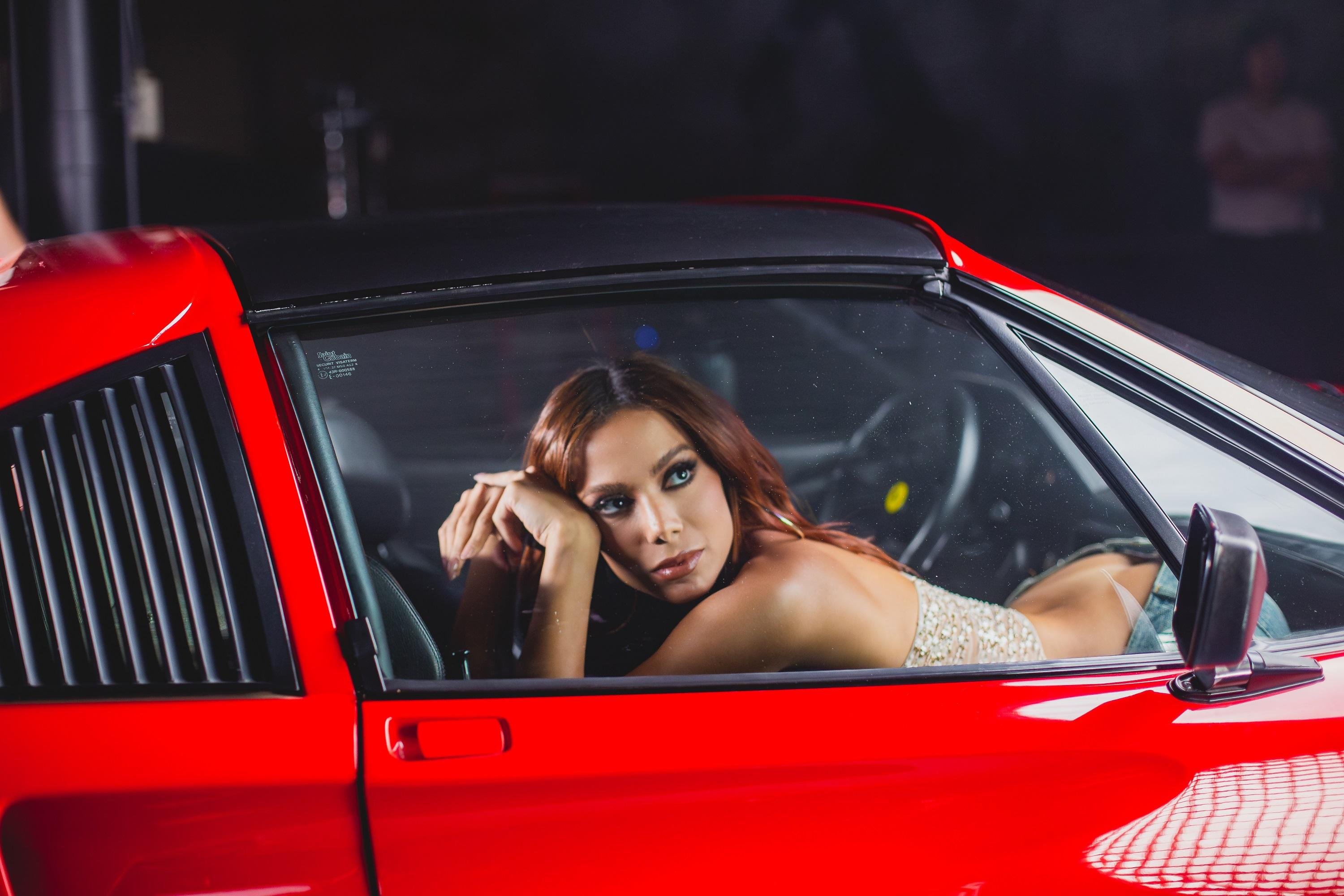 Anitta fala de relacionamentos t&oacute;xicos e brigas de casal na faixa "Mil Veces", com clipe t&oacute;rrido, que ser&aacute; liberada &agrave;s 21h desta quinta