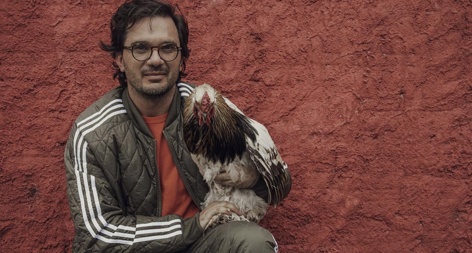 Nuno Papp com as aves que ele mesmo cria em sua ch&aacute;cara, localizada na cidade de Almirante Tamandar&eacute;, na regi&atilde;o metropolitana da capital paranaense