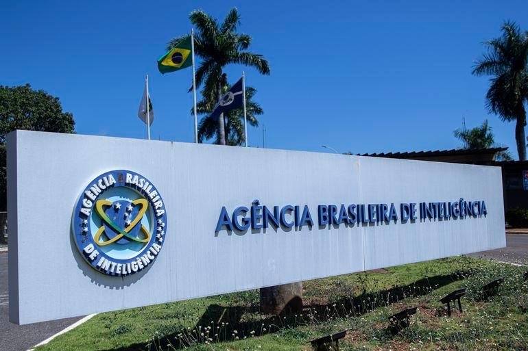 A lista inclui um hom&ocirc;nimo do ministro do STF Alexandre de Moraes , o que refor&ccedil;a a desconfian&ccedil;a de que o ministro tenha sido alvo do esquema ilegal