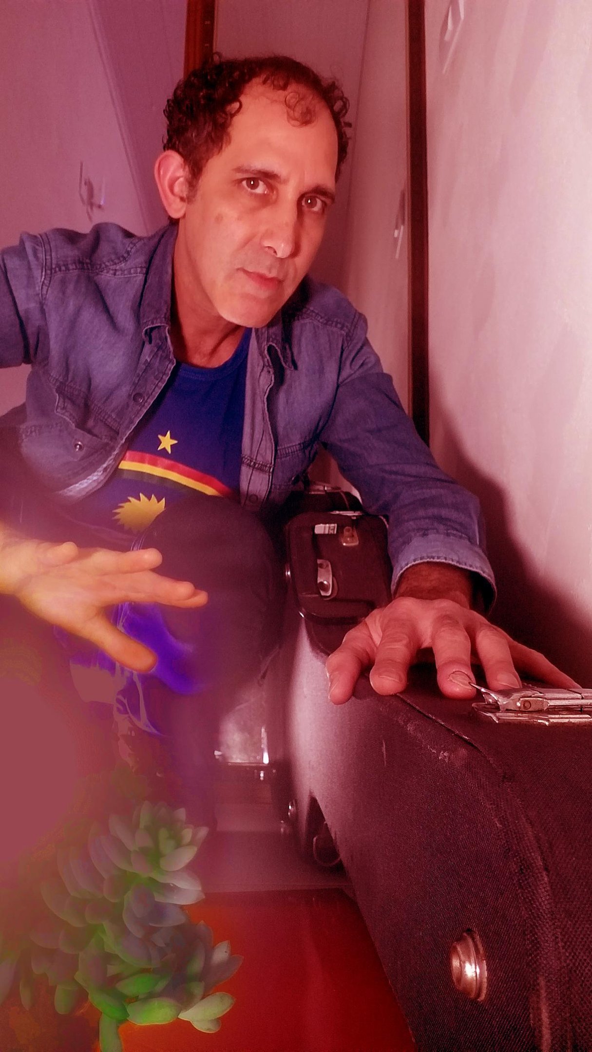 Jornalista e m&uacute;sico Carlos Hahn lan&ccedil;a livro em show no bar Gato Preto
