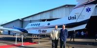 O presidente da Unimed Federação/RS, Dr. Nilson Luiz May, e o diretor-presidente da UniAir, Maurício Goldbaum, na apresentação da nova aeronave