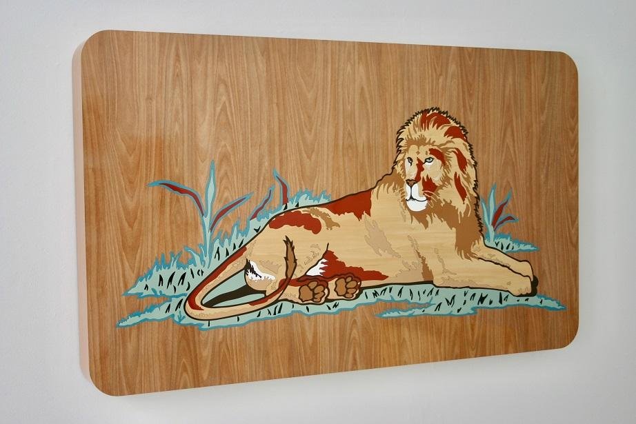 'Estimado Selvagem (le&atilde;o)', 2008, em MDF, compensado e f&oacute;rmica (120x200x15cm), &eacute; uma das obras em exposi&ccedil;&atilde;o