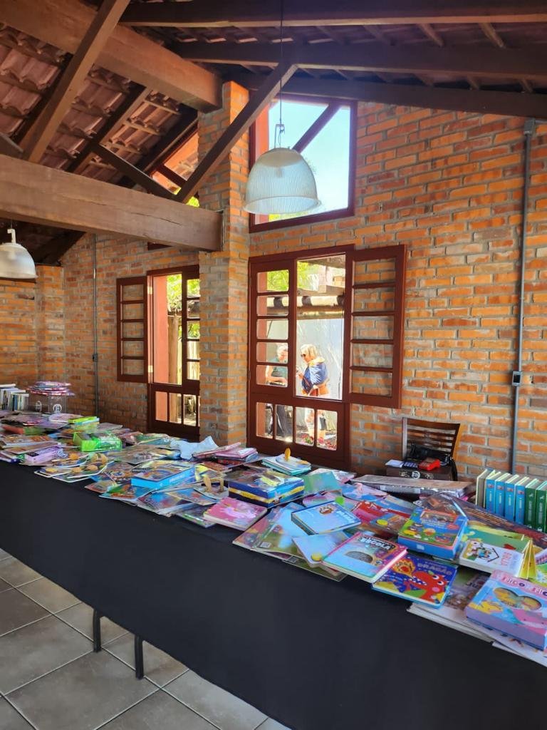 Um dos espa&ccedil;os de livreiros na Feira do Livro