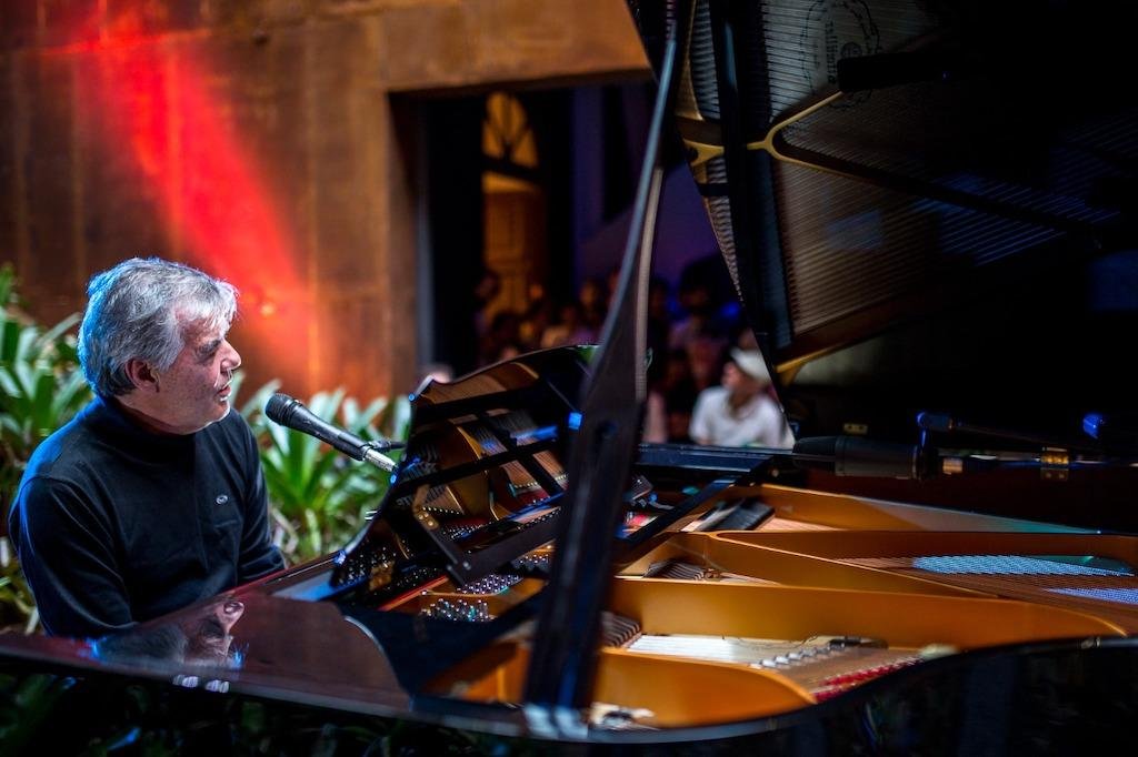 M&uacute;sico mineiro interpreta can&ccedil;&otilde;es que v&atilde;o de Caetano Veloso a Paul McCartney