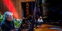 Músico mineiro interpreta canções que vão de Caetano Veloso a Paul McCartney