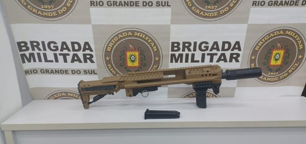 Equipamento, chamado de "Kit Roni" &eacute; capaz de transformar uma pistola em uma arma similar a uma submetralhadora
