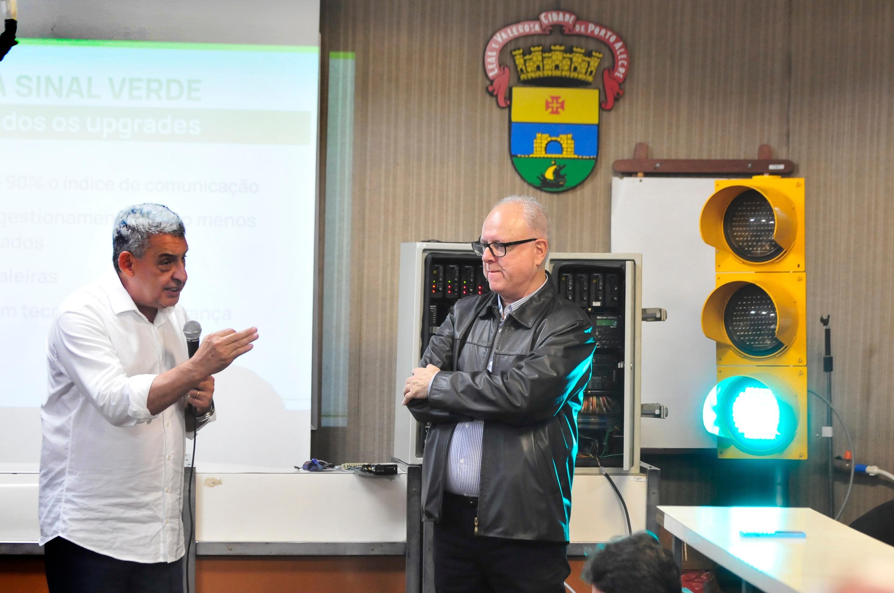 O prefeito Sebasti&atilde;o Melo (D) enfatizou que as melhorias no tr&acirc;nsito representam um passo importante na moderniza&ccedil;&atilde;o da infraestrutura de tr&aacute;fego de Porto Alegre