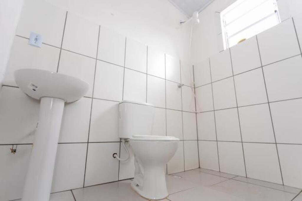 Cada banheiro ser&aacute; constru&iacute;do junto a casas existentes e equipado de vaso sanit&aacute;rio com caixa acoplada, chuveiro, lavat&oacute;rio com coluna e tanque de concreto ou cer&acirc;mico