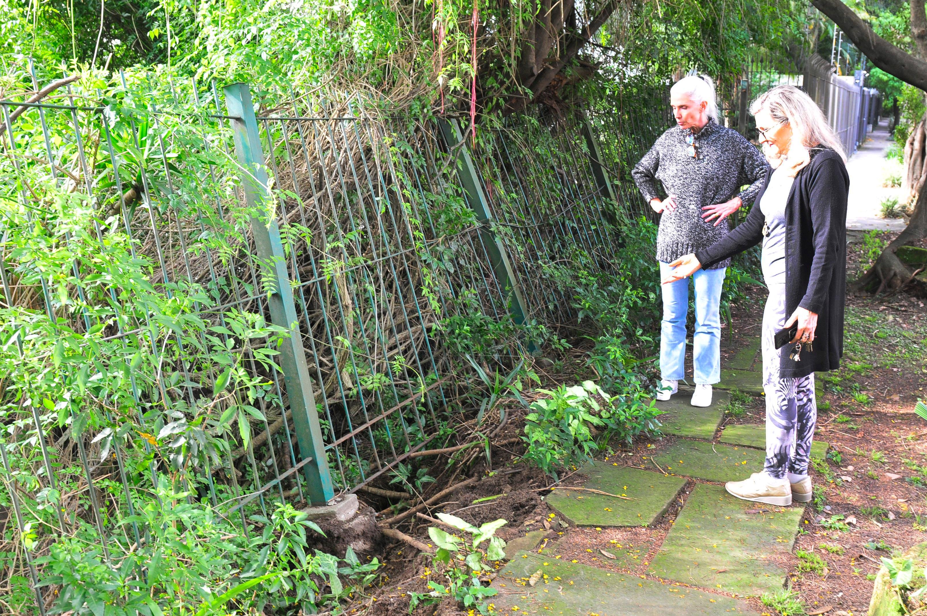 Em um ponto da rua Engenheiro &Aacute;lvaro Nunes Pereira, o desmoronamento do Morro Ricaldone j&aacute; atingiu a cal&ccedil;ada