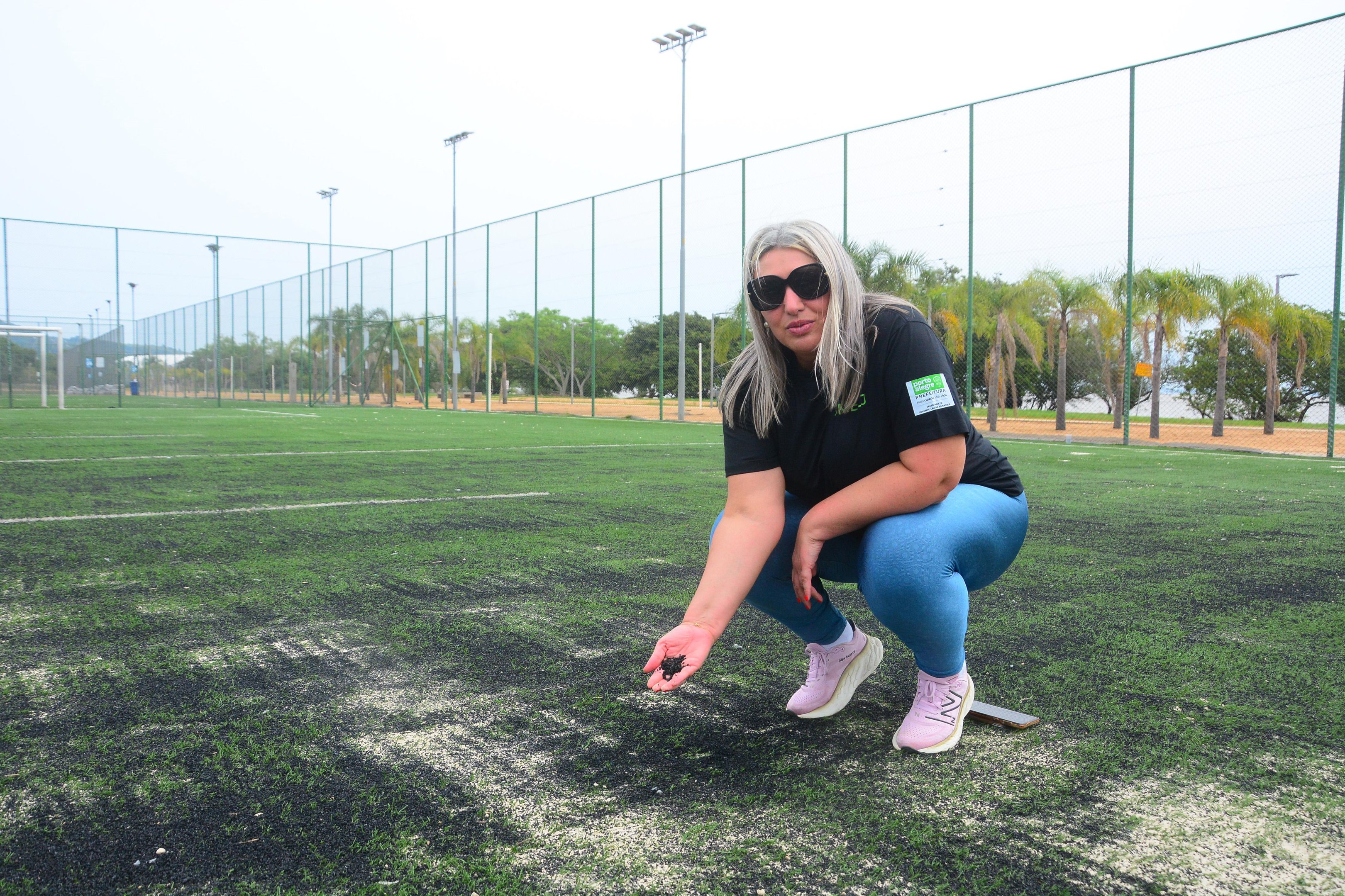 A secret&aacute;ria Municipal de Esporte, D&eacute;bora Garcia, esteve no local conferindo a coloca&ccedil;&atilde;o de areia e material sint&eacute;tico nas quadras do Trecho 3 da Orla do Gua&iacute;ba