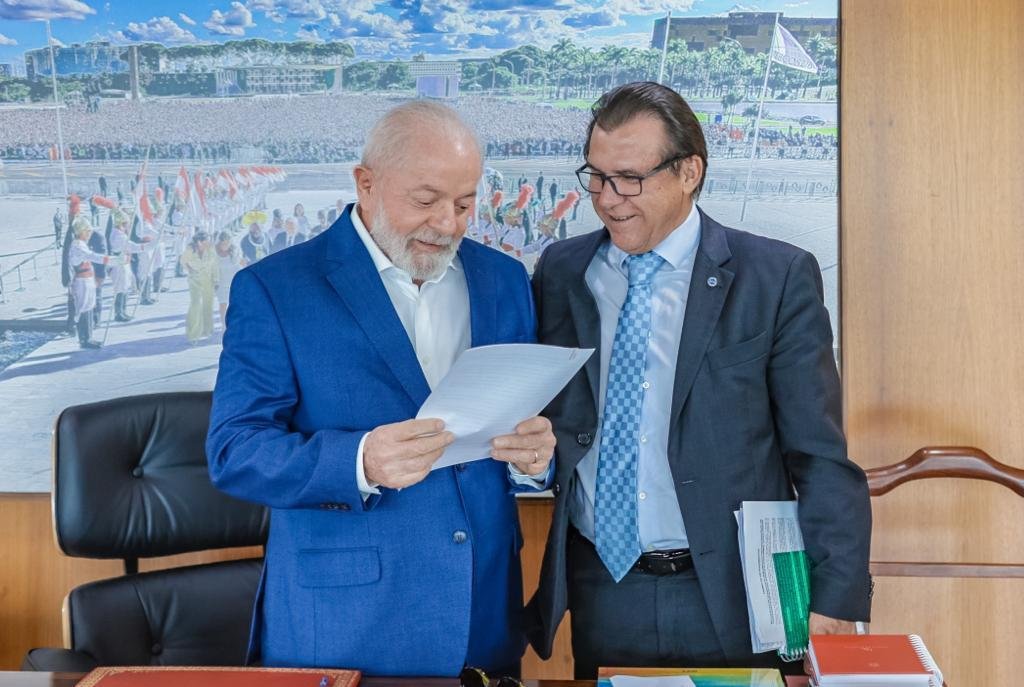 Primeira agenda de Lula no Planalto foi com o ministro do Trabalho, Luiz Marinho