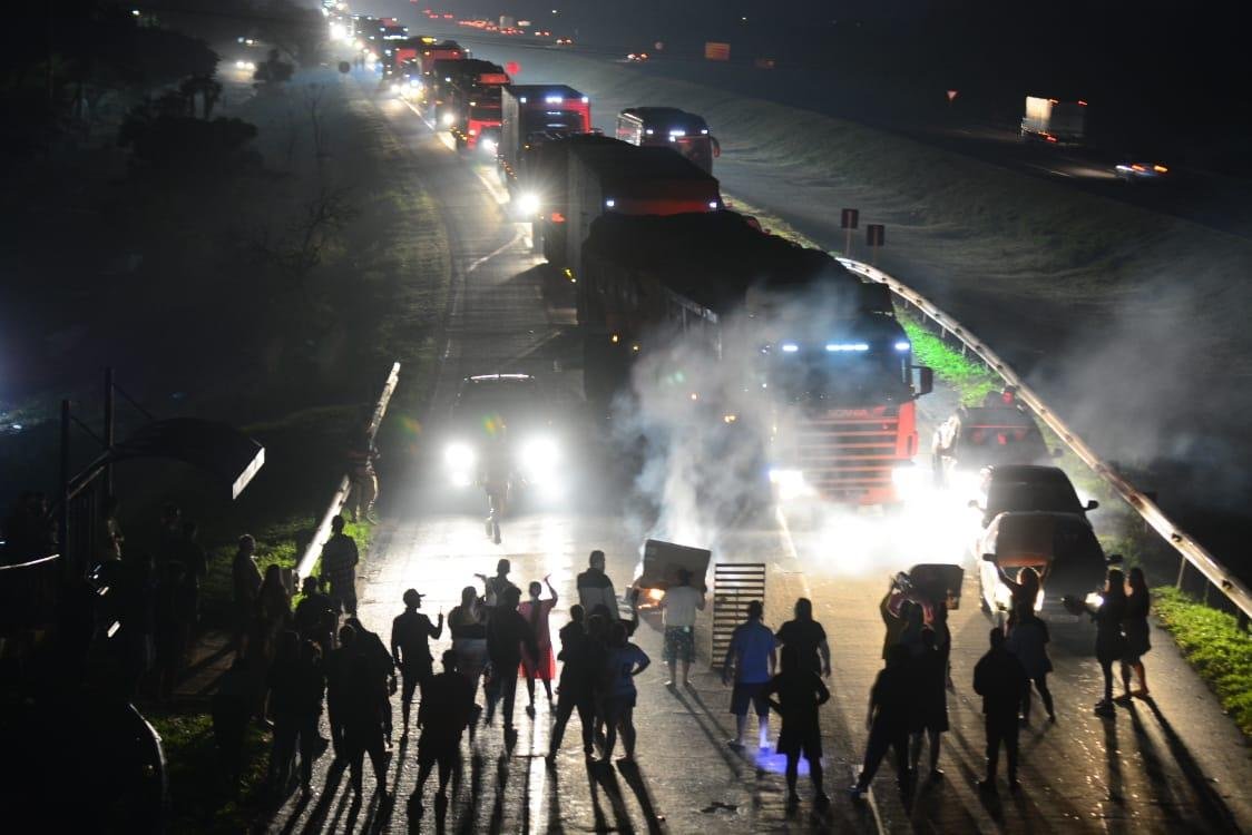 Protesto na BR-290, no km 110, causou bloqueios na regi&atilde;o.