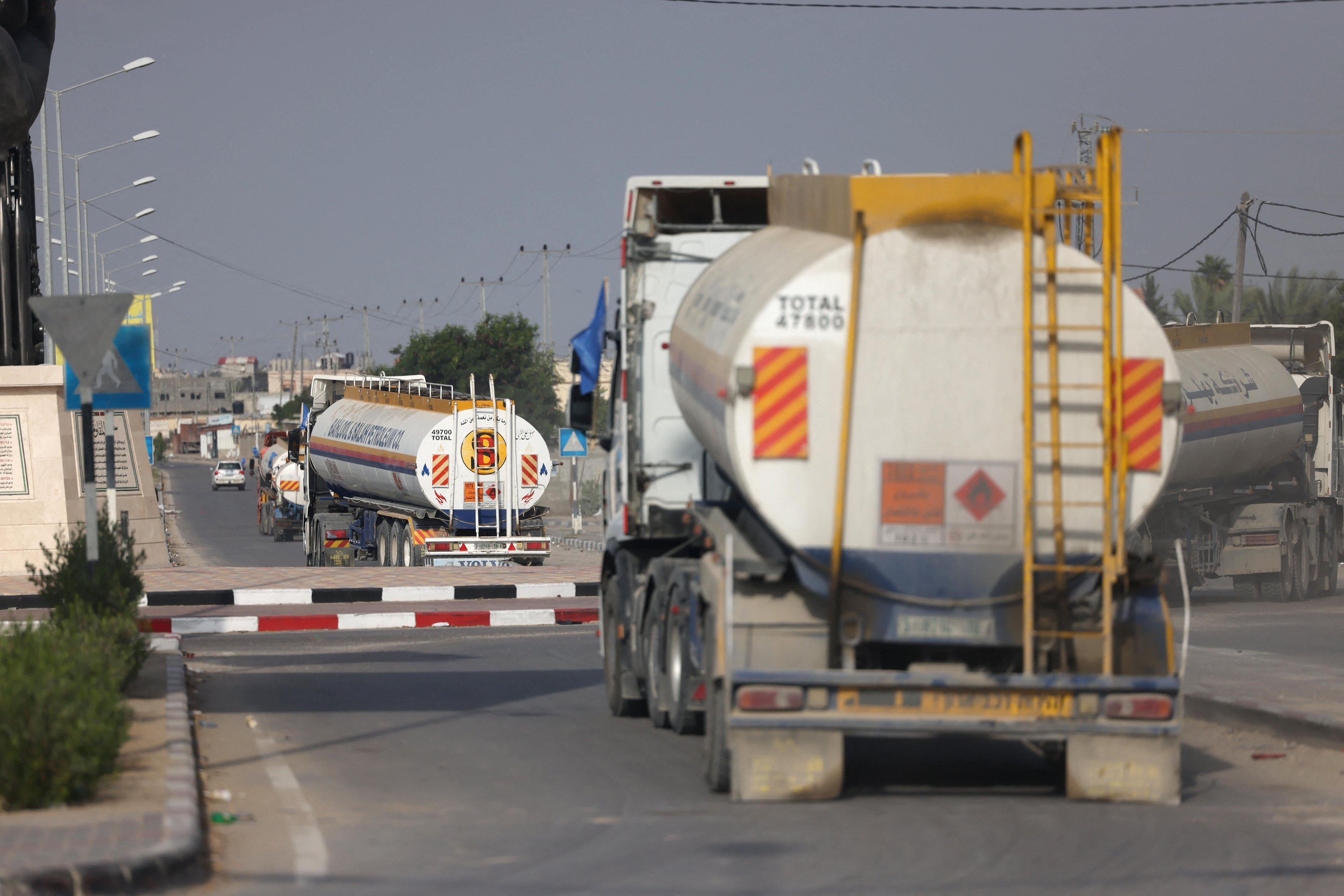 Caminh&otilde;es carregados de combust&iacute;vel entram em Gaza pela passagem de Rafah, em 22 de outubro de 2023