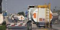 Caminhões carregados de combustível entram em Gaza pela passagem de Rafah, em 22 de outubro de 2023