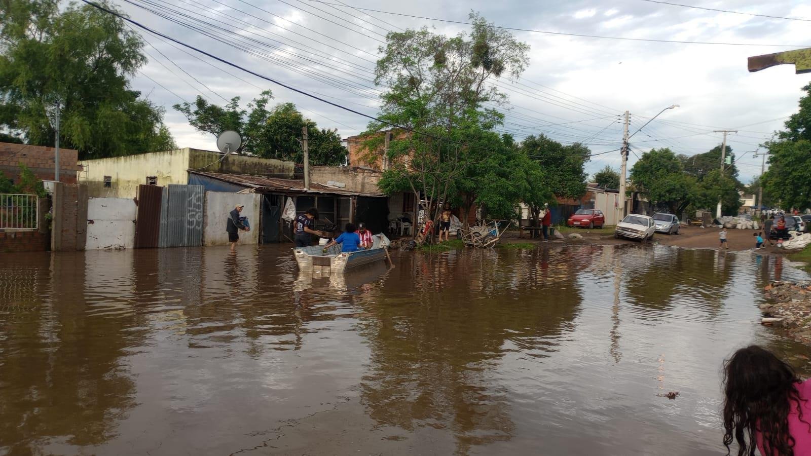 Moradores usam barco no bairro Nova Esperan&ccedil;a, em Uruguaiana