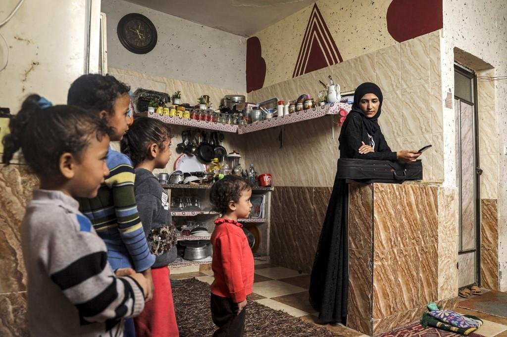 A musicista palestina Jawaher al-Aqraa em sua casa