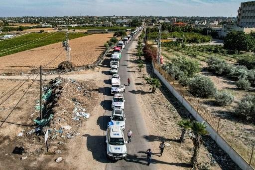 Caminh&otilde;es vindo do Egito cruzam a fronteira com Gaza