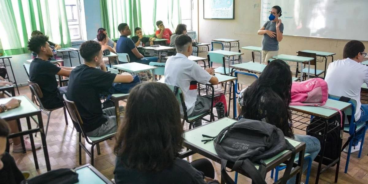 Projeto de Lei prop&otilde;e a retomada do m&iacute;nimo de 2.400 horas para todos os estudantes