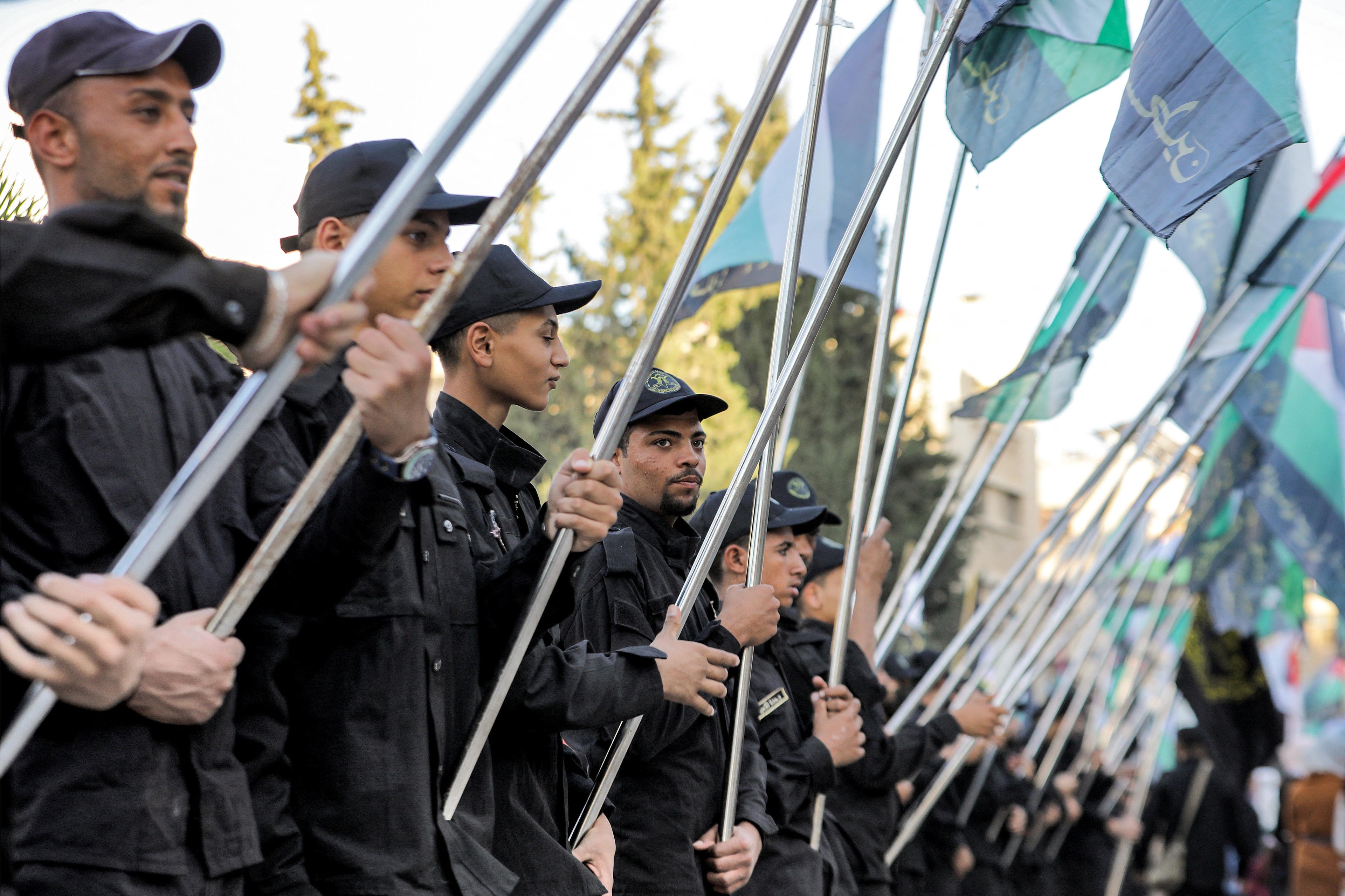 Membros palestinos das Saraya al-Quds (Brigadas de Jerusal&eacute;m), bra&ccedil;o militar da Jihad Isl&acirc;mica, durante uma manifesta&ccedil;&atilde;o no campo de Yarmouk para refugiados, Damasco, 21 de outubro de 2023