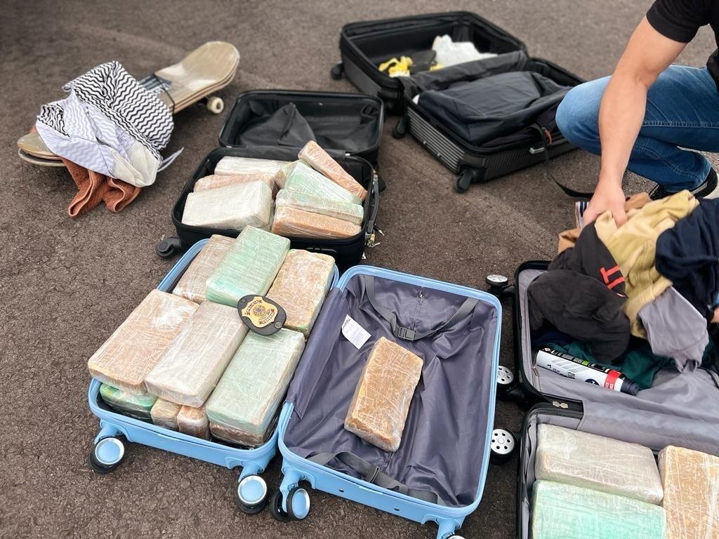 Droga distribu&iacute;da em quatro malas foi apreendida em aeronave que presta servi&ccedil;o de t&aacute;xi a&eacute;reo